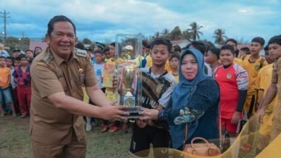 Wali Kota Irsan Serahkan Piala Bergilir PS SMPN 5 Padang Sidempuan