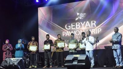 Bupati Lumajang Menyerahkan Tropy Penghargaan Pemenang Pawon Urip