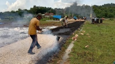 Satgas TMMD Ke-115 Pamekasan Laksanakan Pengaspalan Jalan