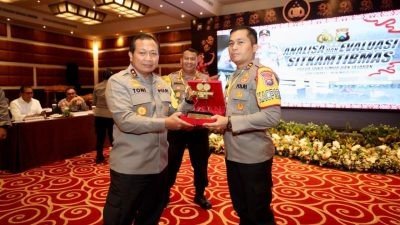 HUT Humas Polri Ke-71, Polres Bojonegoro Terima Penghargaan dan Tropy Pelayanan Publik Polri dan Transformasi Culture Set Polri Presisi