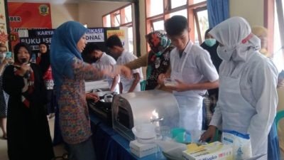 Siswa Disabilitas SLBN Branjangan Jember Peroleh Pelatihan Membuat Kue Kering