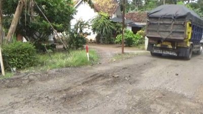 Warga Belum Puas Nikmati Jalan Bagus, Belum 1 Tahun Jalan Aspal di Desa Paseban Jember Rusak