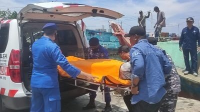 Sat Polairud Polres Probolinggo Evakuasi Jenazah ABK Asal Rembang