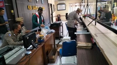 Hari Pahlawan, Polisi di Jember Layani Masyarakat Berkostum Pejuang