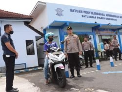 Sidak Kantor Satpas, Kapolres Bondowoso : untuk Memastikan Pelayanan Tetap Baik kepada Masyarakat