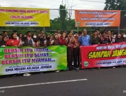 Pelajar SMAN Arjasa Bersihkan Sampah di Jembatan Patrang ‘Mantan Boleh Berserakan Sampah Jangan’