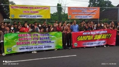 Pelajar SMAN Arjasa Bersihkan Sampah di Jembatan Patrang ‘Mantan Boleh Berserakan Sampah Jangan’