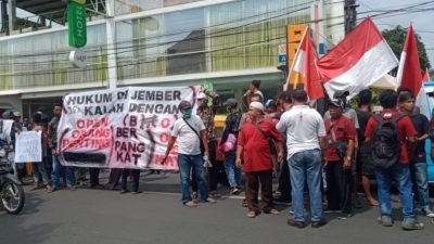 Warga Datangi PN Jember Minta Kades Klatakan Tahanan Kota