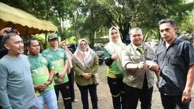 Bupati Tapsel Bagikan 100 Kartu KUSUKA Kepada Masyarakat Pelaku Usaha Perikanan