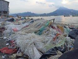 Sampah di Bibir Pantai Pesisir Panarukan Situbondo Menumpuk