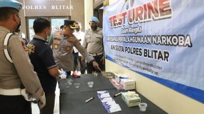 Penguatan Pengawasan Personel, Polres Blitar Test Urine Dadakan
