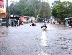 Depan Bakesbangpol Jember Arus Lalu Lintas Macet Akibat Banjir