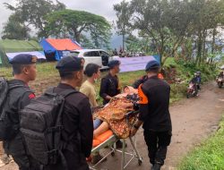 Pertolongan Korban Gempa Cianjur di Desa Terisolir Dilakukan, Brimob Polri Evakuasi dengan Tandu