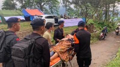 Pertolongan Korban Gempa Cianjur di Desa Terisolir Dilakukan, Brimob Polri Evakuasi dengan Tandu