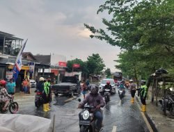Jalan Poros Tergenang Aliran Air Sungai Pacal, Satlantas Polres Bojonegoro Lakukan Penguraian Arus Lalin