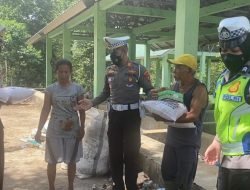 Sat Lantas Polres Tanggamus Bagikan Bansos kepada Pemulung dan Pekerja TPA Sampah