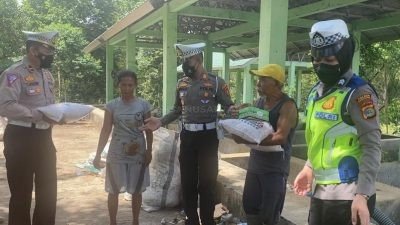 Sat Lantas Polres Tanggamus Bagikan Bansos kepada Pemulung dan Pekerja TPA Sampah
