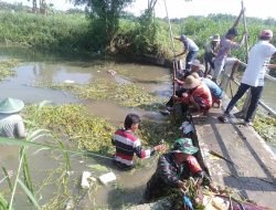 Cegah Banjir, Babinsa Koramil 0826-06 Pademawu Pamekasan Bersama Warga Laksanakan Bersih Kali