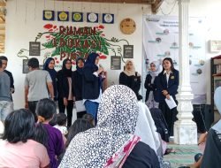 Praktek Emotional Demonstration Mahasiswa Unej FKM Gizi di Rumah Edukasi Desa Penambangan