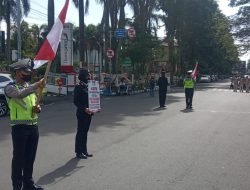 Sat Lantas Polres Bondowoso Hentikan Pengendara Guna Berikan Penghormatan 60 Detik