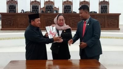 Bupati H. Aliong Mus Hadiri Rapat Paripurna KUA PPAS DPRD Taliabu