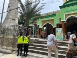 Ciptakan Rasa Aman Saat Beribadah Shalat Jumat, Polwan Polres Bojonegoro Lakukan Pengamanan di Masjid