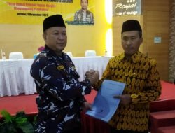 Ketua Ampi Serahkan Formulir Calon Partai Golkar Kepada Ketua Golkar DPD Jember
