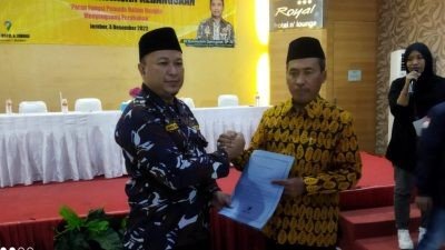 Ketua Ampi Serahkan Formulir Calon Partai Golkar Kepada Ketua Golkar DPD Jember