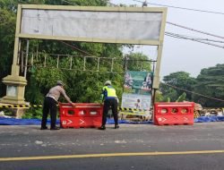 Satlantas Bojonegoro Pasang Road Barrier dan Police Line di TPT Jembatan yang Longsor