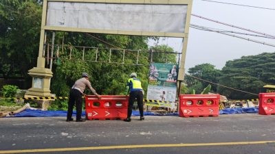 Satlantas Bojonegoro Pasang Road Barrier dan Police Line di TPT Jembatan yang Longsor