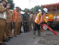 Wabup Probolinggo Melihat dari Dekat Uji Lapang Proses Tambal Sulam Menggunakan Truk Alpomain