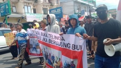 Warga Desa Klatakan Demo di PN Jember, Minta Kadesnya Jadi Tahanan Kota