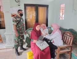 Dukung Percepatan Vaksinasi di Pamekasan, Babinsa Koramil 0826-07 Pegantenan Laksanakan Pendampingan