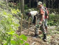 Cegah Longsor Babinsa Posramil 0826-12 Kadur Pamekasan Bersama Warga Buat Plengsengan