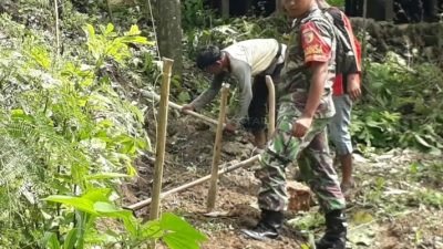 Cegah Longsor Babinsa Posramil 0826-12 Kadur Pamekasan Bersama Warga Buat Plengsengan