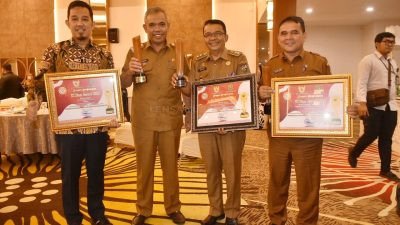Penghargaan Keterbukaan Informasi Publik Kategori Tertinggi Pj. Bupati Kampar Terima dari KI Riau