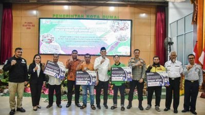 Dampak Kenaikan BBM, Pemko Dumai Serahkan Bansos Kepada 302 Ojek Online