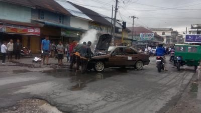 Heboh..!! Mobil Sedan Terbakar di Jalan Nusantara Sidikalang Dairi