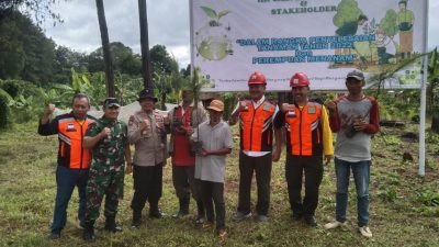 Cegah Longsor, Perhutani KPH Bondowoso Tanam Pohon Pinus di Desa Kabuaran