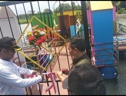 Camat Leces Probolinggo Mengguting Pita Tanda Dibukanya Warung Apung Wisata Rawa Tirta