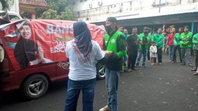 Cawapres Erik Thohir Membagikan Sembako ke Ratusan Ojol di Probolinggo