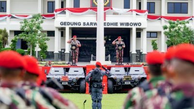 Disematkan Baret Merah Kopassus, Kapolri: Jangan Ragukan Sinergisitas TNI-Polri Jaga NKRI
