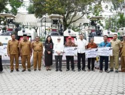 Berikan Perhatian di Sektor Pertanian, Bupati Bojonegoro Serahkan Alat Pemotong Padi Pada Gapoktan