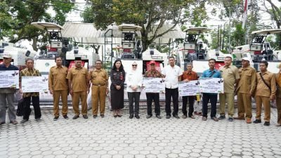 Berikan Perhatian di Sektor Pertanian, Bupati Bojonegoro Serahkan Alat Pemotong Padi Pada Gapoktan