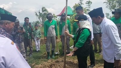 Bupati Bojonegoro Tanam Pohon Bersama Warga di Destinasi Wisata Tebing Gupit