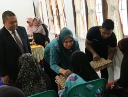 Bupati dan Ketua TP PKK Tapsel Berikan Bantuan Sosial Pada Warga Angkola Timur