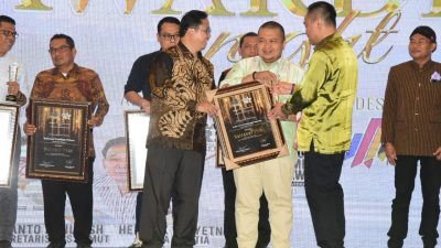 Bupati Tapsel Terima Penghargaan Anugerah Pers dari SPS Sumut