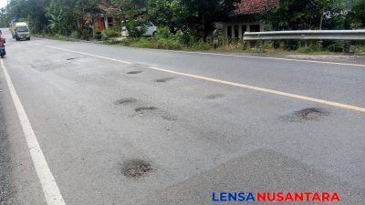 Hati-hati, Lubang Jalan Nasional Banjarnegara – Banyumas Memprihatinkan