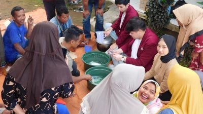 “Sabun Multifungsi” Mahasiswa FIKOM UC untuk Ex-Buruh Pengangguran di Kota Pasuruan