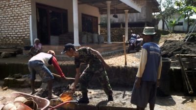 Perkuat Binter, Babinsa Koramil 0826-08 Palengaan Pamekasan Bantu Warga Bangun Rumah
